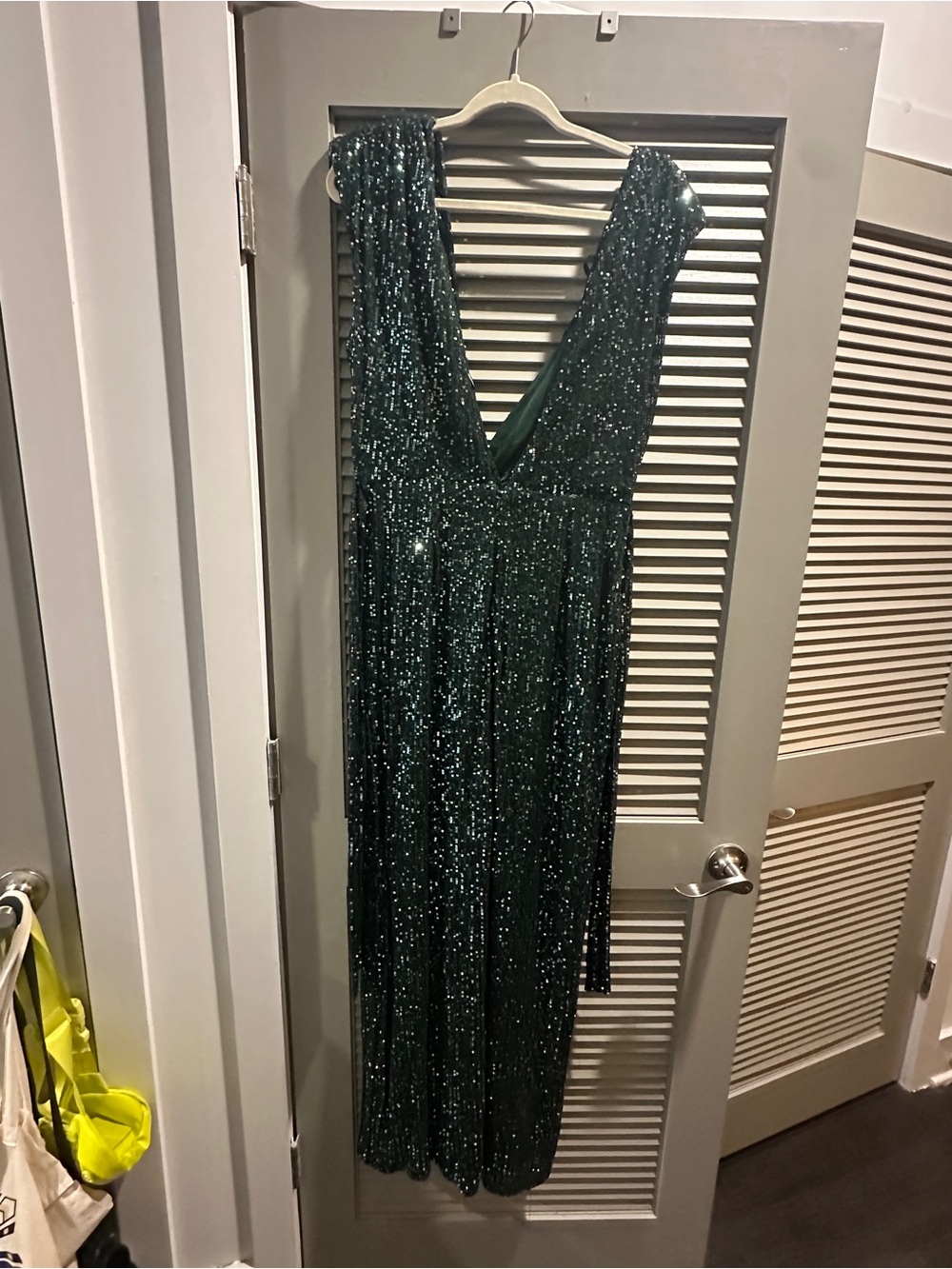 Elegant Green Sequin V-Neck Evening Dress